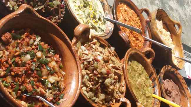 Cazuelas de barro con guisados