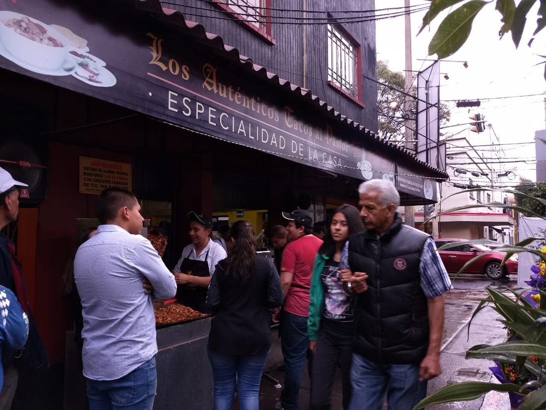 Clientes haciendo fila afuera del restaurante