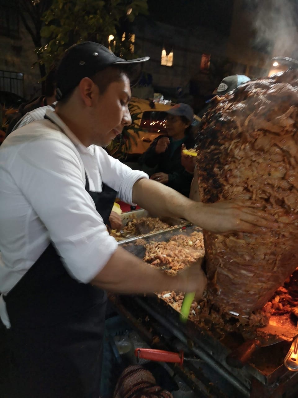 Taquero cortando el trompo al pastor